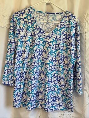 Lulu-b v neck 3/4 sleeve top in a teal coral print